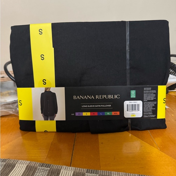 Banana Republic Long Sleeve Satin Pullover. - Picture 5 of 5